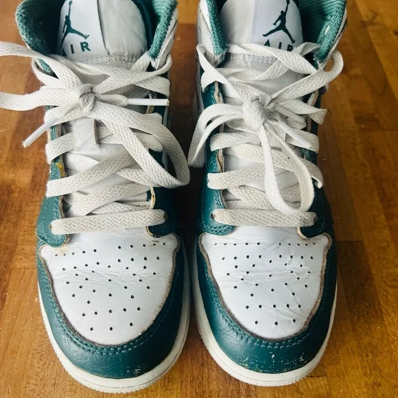 Air Jordan 1 Mid SE Size 3.5Y - Picture 2 of 4